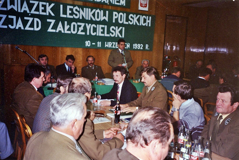 fot 6- z archiwum Z. Grugela, który na fot przemawia, z lewej za stołem P. Kania, obok W. Pawlak